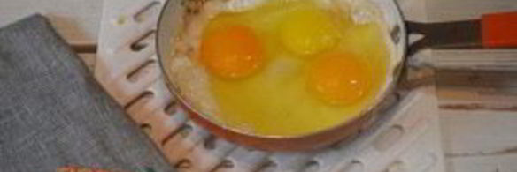 яичница с беконом и авокадо