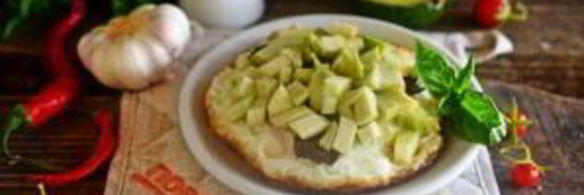 яичница с беконом и авокадо