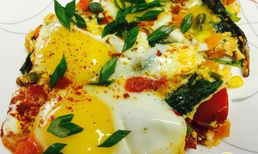 Рецепт яичницы с овощами и капустой кале