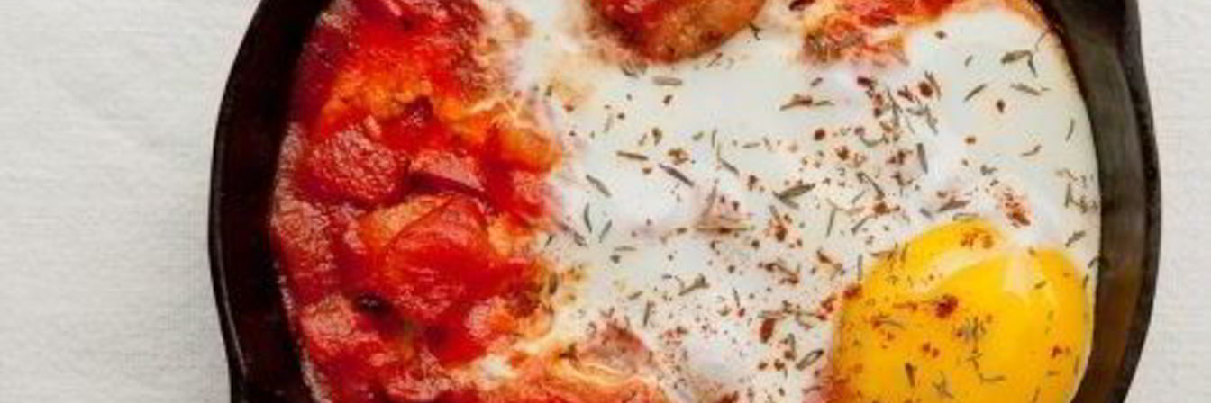 Яичница с помидорами и колбасой