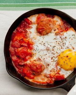 Яичница с помидорами и колбасой
