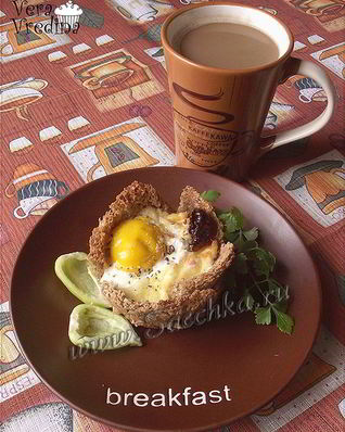 Яичница с помидорами и ветчиной в хлебе