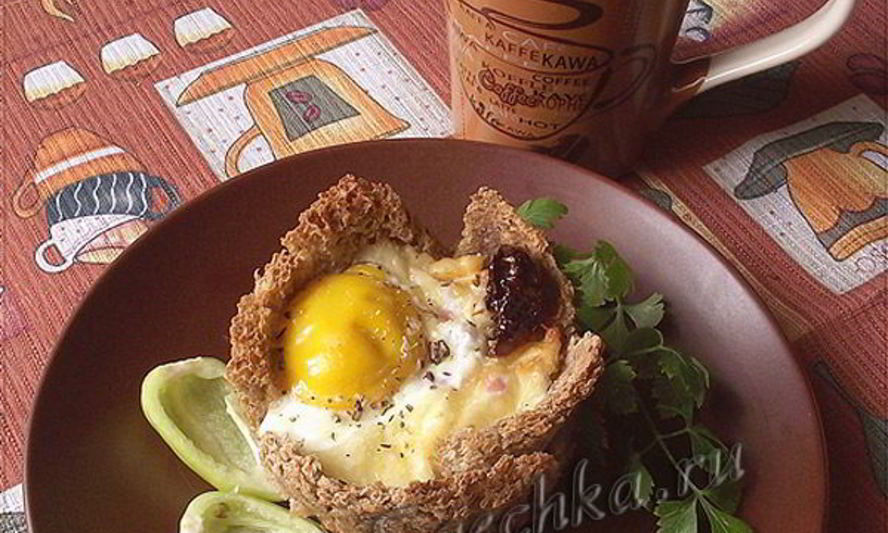 Рецепт яичницы с помидорами и ветчиной в хлебе