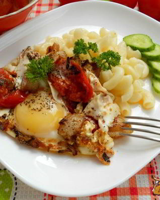 Яичница с салом и помидорами