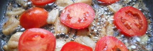 яичница с салом и помидорами