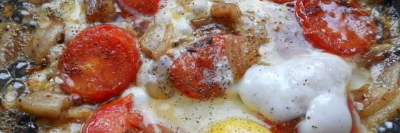 яичница с салом и помидорами