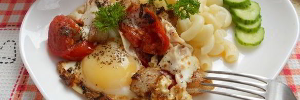 яичница с салом и помидорами