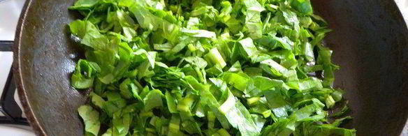 яичница со шпинатом и физалисом