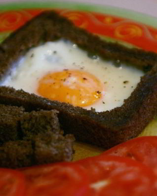 Яичница солнышко в рамочке с гренками