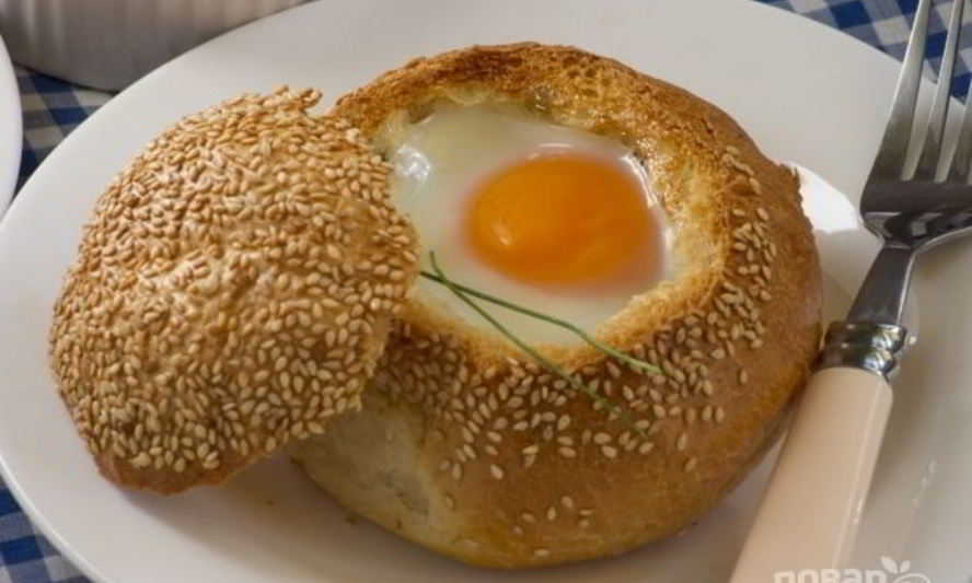 Рецепт яичницы в булочке