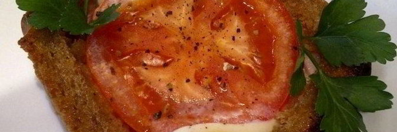 Яичница в хлебе с помидорами