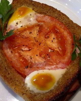 Яичница в хлебе с помидорами