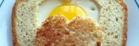 яичница в хлебе сердечко