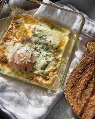 Запеченная яичница с зеленью