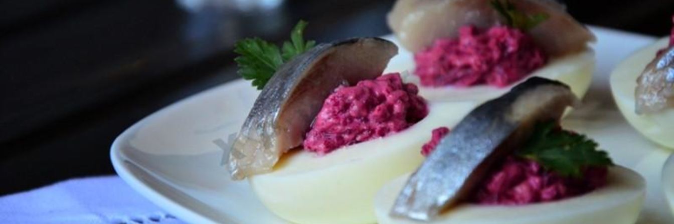 Яйца с сельдью и свеклой