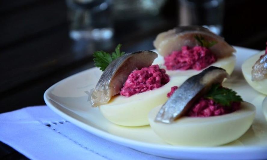 Рецепт яиц с сельдью и свеклой