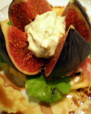 Закуска из инжира с васаби и ветчиной