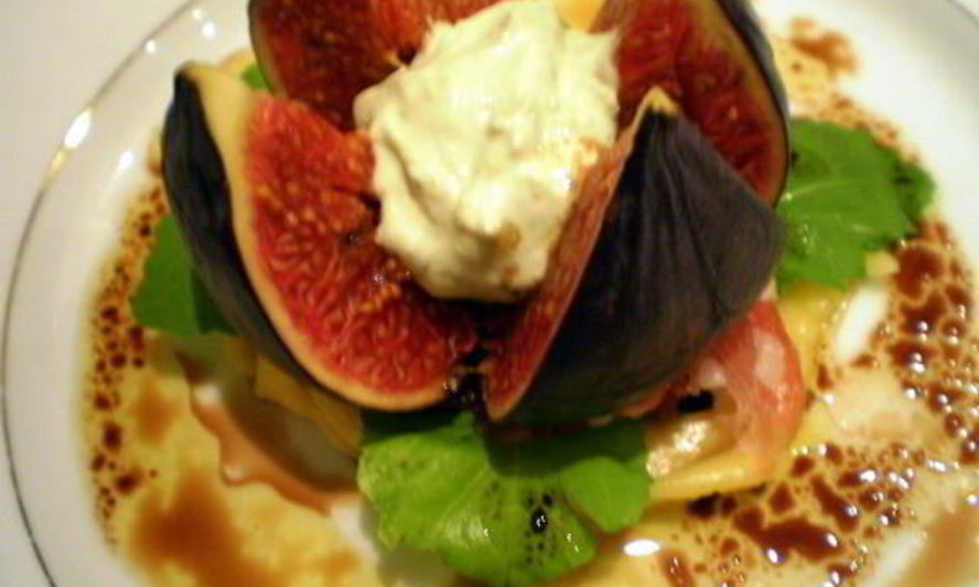 Рецепт закуски из инжира с васаби и ветчиной