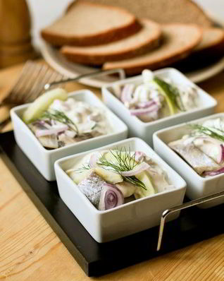 Закуска из сельди с яблоками и сметанным соусом