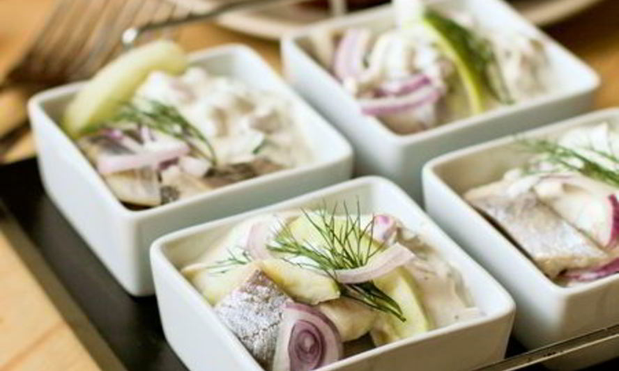 Рецепт закуски иза сельдей с яблоками и сметанныма соусома