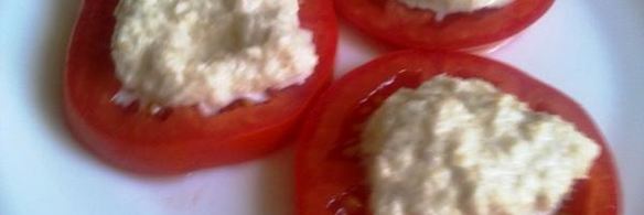 закуска из скумбрии и помидор с соусом