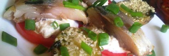 закуска из скумбрии и помидор с соусом