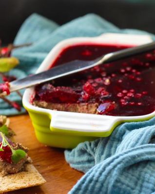 Запеченный крем из печени с грибами под брусничным желе