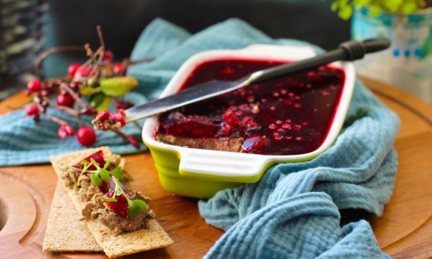 Рецепт запеченного крема из печени с грибами под брусничным желе