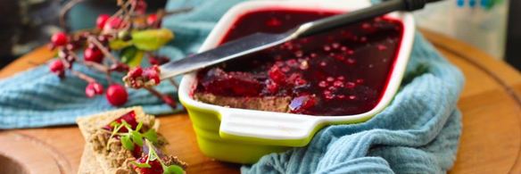 запеченный крем из печени с грибами под брусничным желе