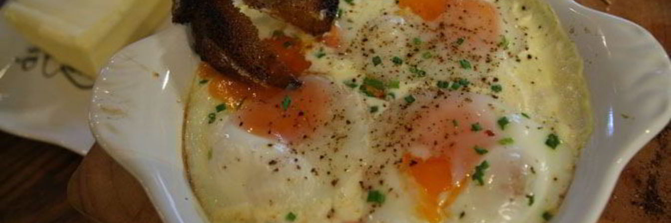 Запеченные яйца с семгой и шнитт-луком