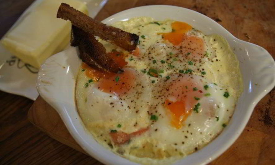 Рецепт запеченных яиц с семгой и шнитт-луком