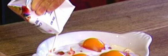 запеченные яйца с семгой и шнитт-луком