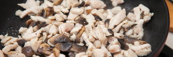 блинные мешочки с жюльеном из курицы и грибов