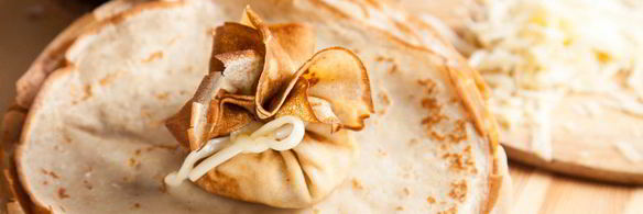 блинные мешочки с жюльеном из курицы и грибов