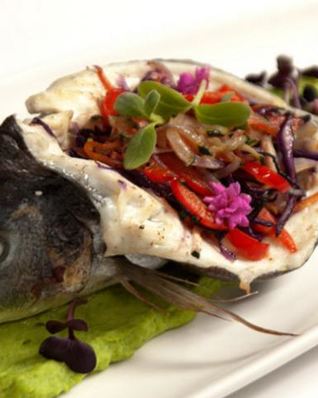 Дорада, фаршированная жюльеном из овощей