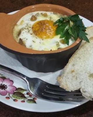 Жульен из грибов под яйцом