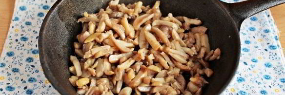 жульен с курицей и грибами в горшочках