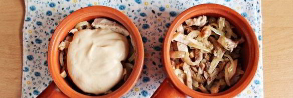 жульен с курицей и грибами в горшочках